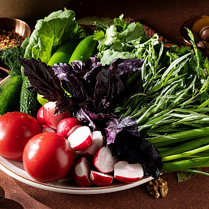 Ассорти свежих овощей с ароматной зеленью (малая порция)